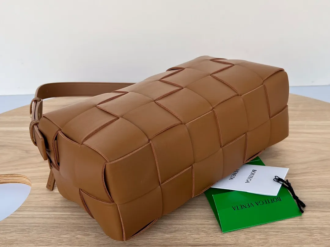 #B家 New model is coming! 709360 BRICK CASSETTE armpit bag, the traditional woven logo is instantly recognizable✅ Large grid weaving has always been fashionable, and the armpit bag is even more fashionable and foreign-style. Elegant big brick 🧱 Sheepskin material is light and comfortable, with a huge sense of capacity and space. Dark layer inside. Practical interior and fashionable appearance design. Durability and temperament coexist. Elegant big brick. Come and plant the same underarm bag from star Zhou Yutong! Dimensions: 28x14x10